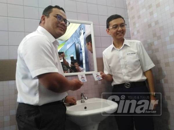 Amirudin (kiri) pada Majlis Pelancaran ‘Be A Water Conservation Warrior Kempen Jimat Air, di Padang Awam Batu Caves di sini hari ini. - Foto Sinar Harian/ROSLI TALIB
