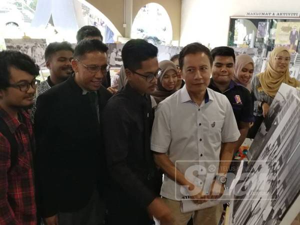 Azhar ketika melawat pameran yang diadakan sempena forum demokrasi yang diadakan di USM hari ini.