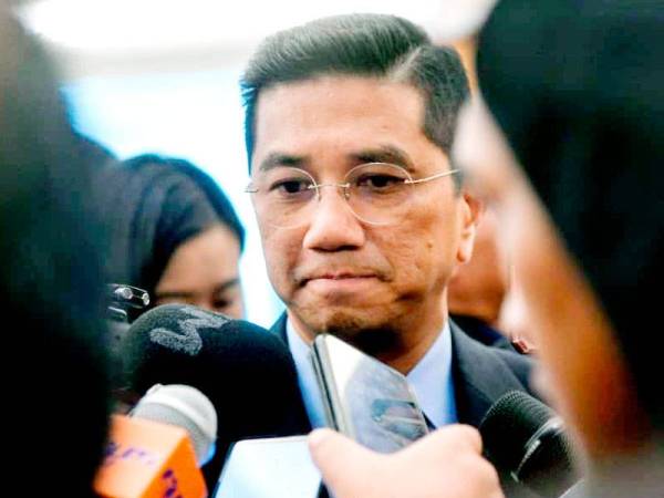 Mohamed Azmin ketika ditemui di lobi Parlimen hari ini. - FOTO SHARIFUDIN ABDUL RAHIM