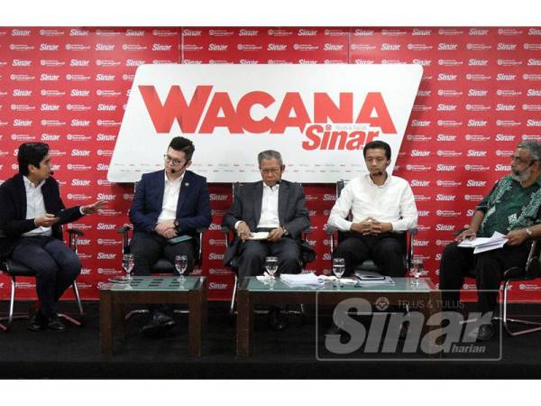 Wacana Sinar ke-134 membincangkan Pasca Belanjawan 20202: Siapa Yang Untung, Siapa Rugi? menampilkan Pengacara TV Astro Awani, Rizal Zulkapli selaku Moderator, para panelis, Ahli Parlimen Kuching, Dr.Kelvin Yii Lee Wuen, Pengerusi Jawatankuasa Pilihan Khas Bujet, Datuk Seri Mustapa Mohamed, Setiausaha Politik Presiden Pas, Syahir Sulaiman dan Felo Utama Institut Kebangsaa Kajian Etnik UKM Prof Datuk Dr.Denison Jayasoori berlangsung di Dewan Karangkraf Seksyen 15 Shah Alam. - Foto Sinar Harian/ASRIL ASWANDI SHUKOR.