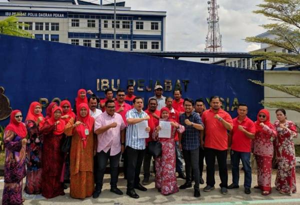 Mohd Nizar (tengah) bersama ahli UMNO Bahagian Pekan membuat laporan polis di IPD Pekan hari ini.