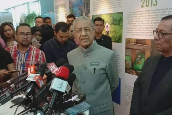 Dr Mahathir ditemui selepas merasmikan Forum Pembasmian Kemiskinan untuk Pembangunan Inklusif dan Sejahtera di Malaysia di Mercu UEM hari ini.