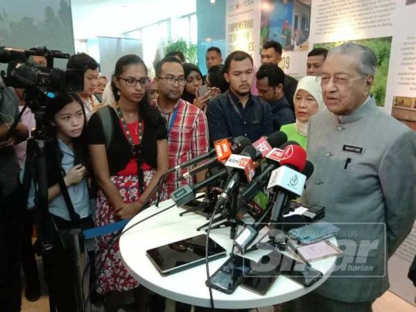 Dr Mahathir ditemui selepas merasmikan Forum Pembasmian Kemiskinan untuk Pembangunan Inklusif dan Sejahtera di Malaysia di Mercu UEM hari ini.