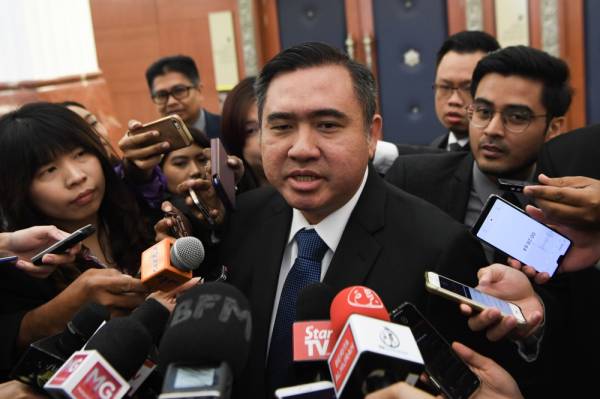 Anthony Loke Siew Fook ketika menjawab soalan para pengamal media pada Mesyuarat Ketiga, Penggal Kedua Parlimen ke-14 di Bangunan Parlimen hari ini. -Foto Bernama