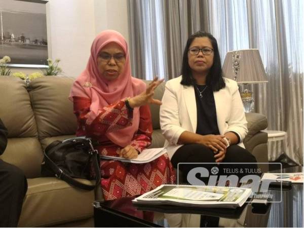 Norlin (kiri) dan Sharifah Zakiah (kanan) pada sidang akhbar selepas merasmikan Persidangan Alam Sekitar di sini hari ini.