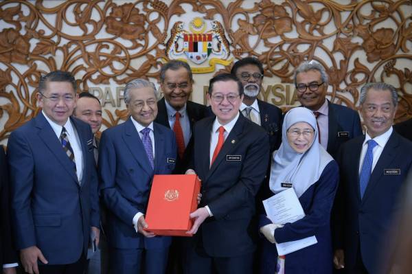 Dr Mahathir bersama Guan Eng memegang Belanjawan 2020 selepas pembentangan belanjawan tersebut di Parlimen Jumaat lalu.  -Foto Bernama