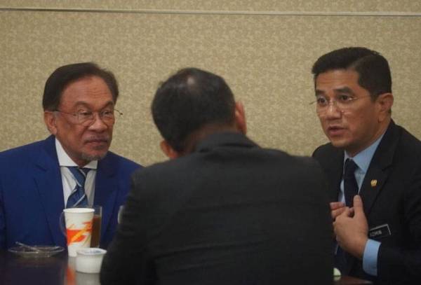 Perjumpaan ringkas antara Presiden PKR Datuk Seri Anwar Ibrahim dan Timbalannya, Datuk Seri Mohamed Azmin Ali yang berlangsung di ruang istirahat Parlimen semalam langsung mencuri tumpuan. Foto: Facebook Syafiq Sunny