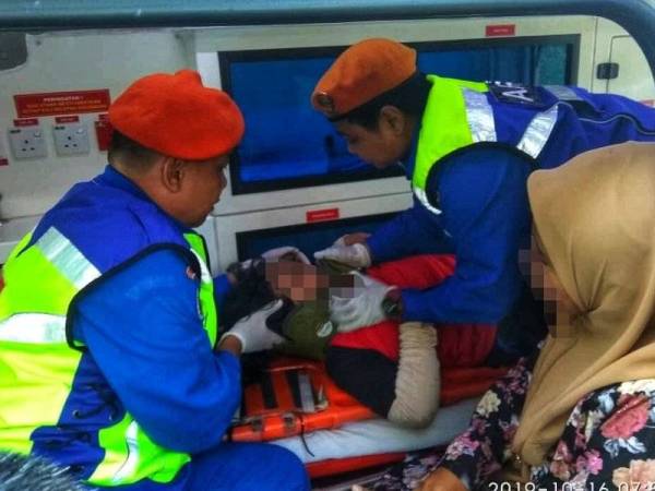 Mangsa diberikan rawatan awal sebelum di hantar ke HKL bersama ibu saudaranya untuk rawatan lanjut.