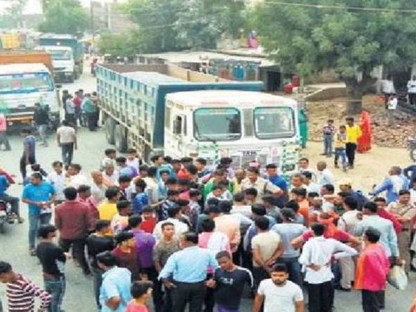 Orang ramai berkumpul di lokasi kemalangan untuk merakam mangsa yang putus tangan kiri akibat digilis tayar lori.