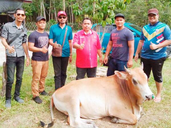 Mohd Rozman (tiga dari kanan) bersama peserta yang menjayakan Program Ternakan Lembu anjuran Armada Bersatu Cawangan Bandar Pasir Puteh dengan kerjasama Persatuan Belia.