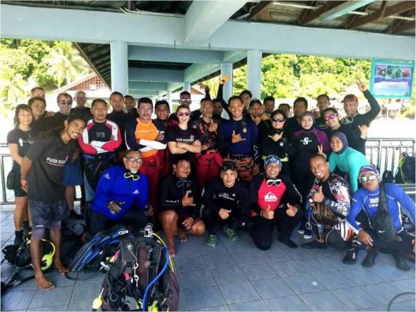 Sebahagian peserta bergambar kenangan selepas membersihkan dasar laut sekitar Pulau Perhentian, Besut. - Foto:D&O Scuba Diver