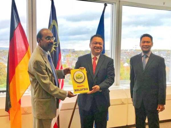 Tuanku Syed Faizuddin menyerahkan sumbangan Ibnu Sabil MAIPs kepada Konsul Jeneral Malaysia di Frankfurt.