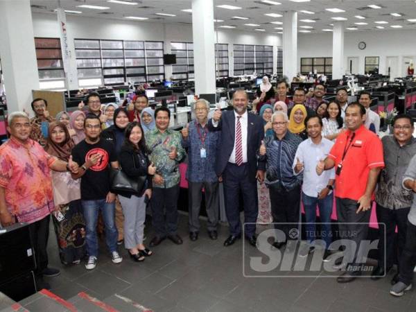 Karyawan Sinar Harian berkesempatan merakamkan gambar bersama Menteri Komunikasi dan Multimedia, Gobind Singh Deo yang berkunjung ke Kumpulan Media Karangkraf. -Foto Sinar Harian ASRIL ASWANDI SHUKOR