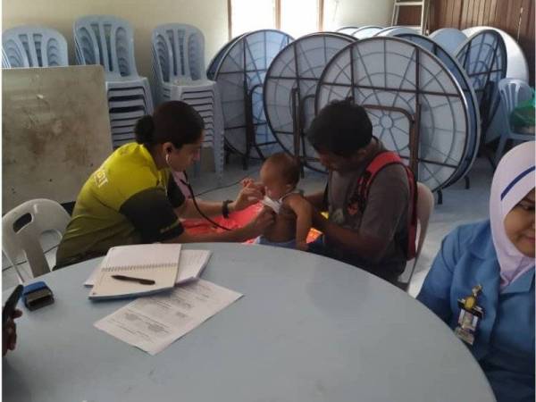 Pemeriksaan kesihatan dijalankan di pusat pemindahan banjir di Dewan Orang Ramai Kampung Tok Sirat yang masih dibuka sehingga kini.