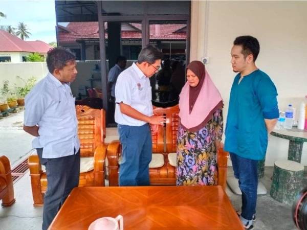 Timbalan Menteri Pertanian dan Industri Asas Tani, Sim Tze Tzin melawat Rohani di Endau hari ini.