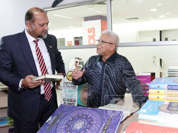 Pengerusi Kumpulan Media Karangkraf, Datuk Dr Hussamuddin Yaacub (kanan) memberi penerangan mengenai cetakan al-Quran sewaktu menerima kunjungan Gobind Singh di Kumpulan Media Karangkraf, Shah Alam hari ini.
Foto: ASRIL ASWANDI SHUKOR