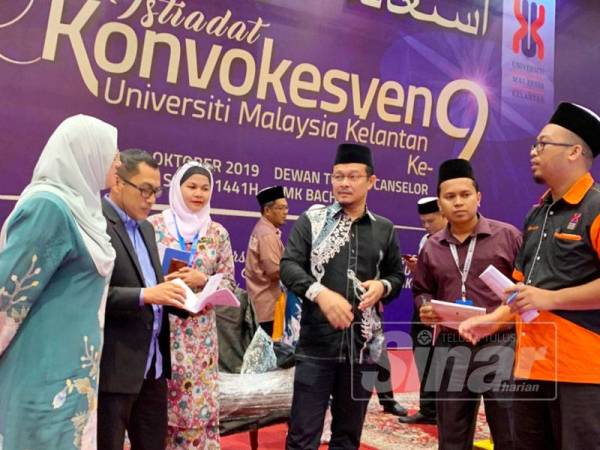 Noor Azizi (tiga dari kanan) meninjau persiapan istiadat konvokesyen yang bakal berlangsung Sabtu ini.