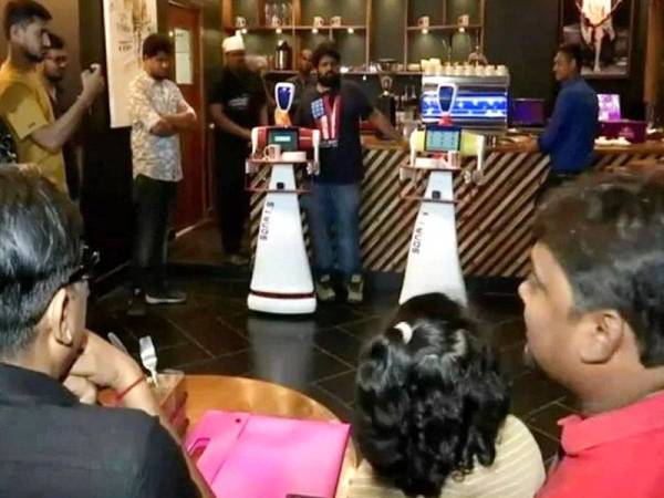 Sebuah restoran 'pintar' India Timur mengunakan khidmat dua robot sebagai pelayan di restoran tersebut.- Foto Agensi