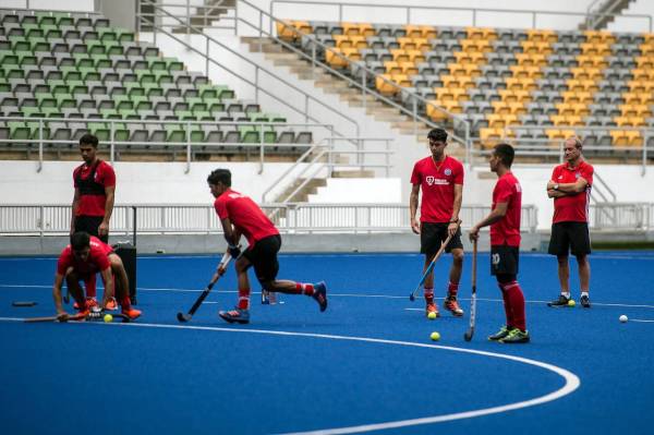 Ketua Jurulatih Skuad Hoki Kebangsaan Roelant Oltmans (kanan) memantau anak-anak buahnya pada sesi latihan sebagai persediaan bagi menghadapi perlawanan Kelayakan Sukan Olimpik 2020 di Stadium Hoki Nasional Bukit Jalil hari ini. -Foto Bernama