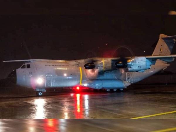  Pesawat pengangkut A400M itu selamat tiba di Pangkalan Udara Subang jam 7.30 malam tadi.