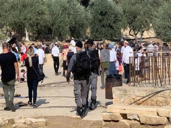 Pendatang Yahudi menceroboh kompleks Masjid al-Aqsa.