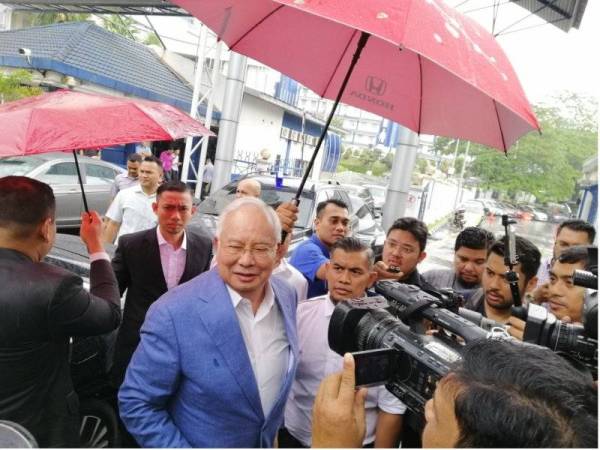 Najib ditemui pemberita selepas selesai memberi keterangan di Bukit Aman, hari ini.