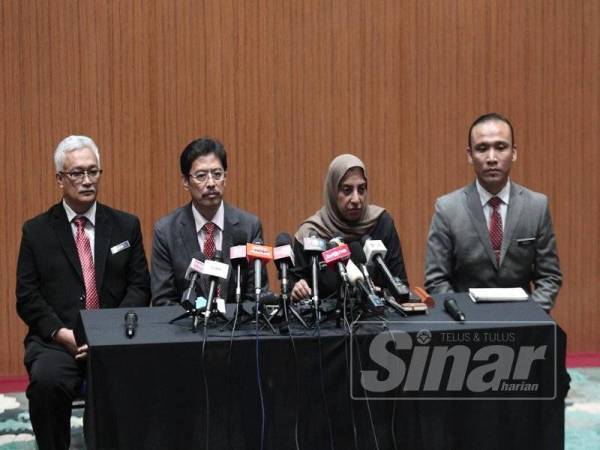 Azam (dua dari kiri) pada sidang media khas di Ibu Pejabat SPRM di Putrajaya hari ini.
- FOTO ZAHID IZZANI