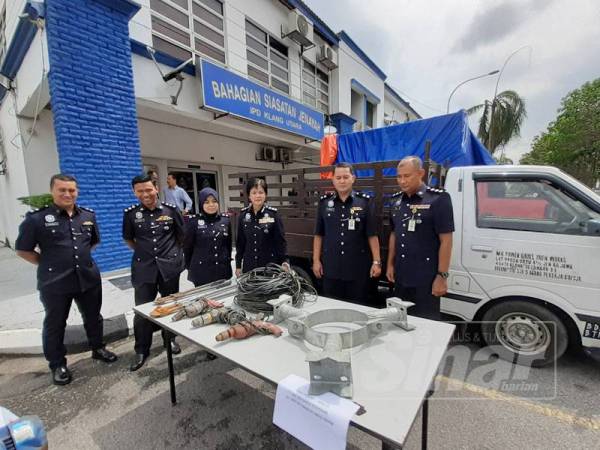 Antara barangan yang dirampas dalam serbuan oleh polis petang semalam.