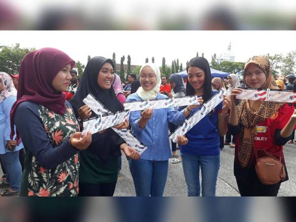 Penyokong Setia Lang Merah, dari kanan iaitu Jamalina Ayu Amirah Abdul Majid,18, Siti Maisarah Rosli,24, Nur Asma Zawani Nasrul Hadi,19, Nur Saidah Roslan,18 dan Nur Shahfiqah Shahrin masing-masing menunjukkan tiket separuh akhir Piala Malaysia 2019 yang berjaya dibeli oleh mereka.