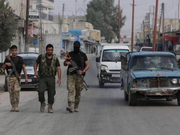 Kumpulan bersenjata Syria yang menyokong Turki membuat rondaan di bandar Tal Abyad dekat sempadan Damsyik. - Foto AFP