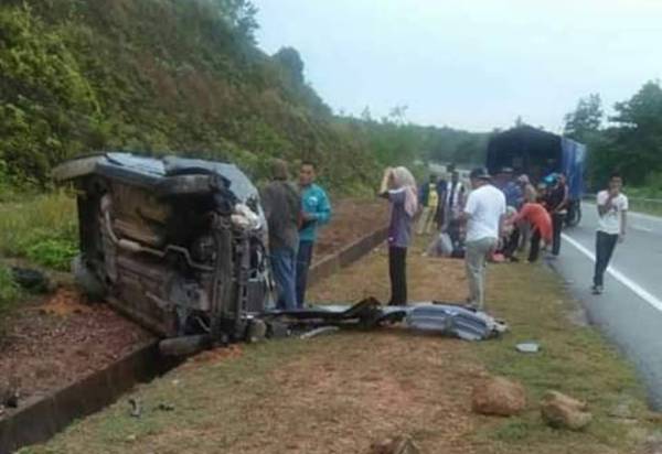 Keadaan kereta dinaiki empat pelajar yang terbabas di Jalan Paka-Al Muktafi Billah Shah (AMBS) jam 7.30 pagi tadi.