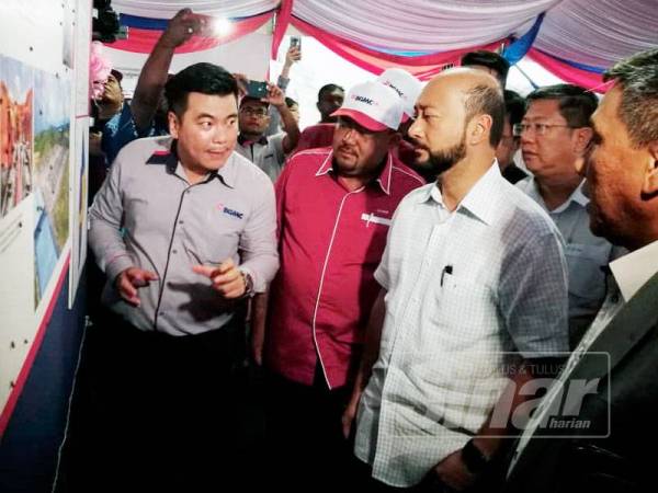 Mukhriz (dua dari kanan) hadir menyempurnakan Majlis Pecah Tanah Projek Solar Berskala Besar 30 Megawatt Kuala Muda di Lot 322, Mukim Sungai Petani hari ini.