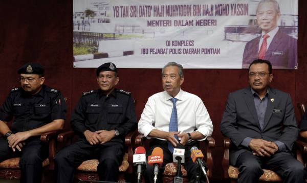 Muhyiddin (dua dari kanan) pada sidang akhbar ketika lawatan kerja di Ibu Pejabat Polis Daerah (IPD) Pontian hari ini. - Foto Bernama