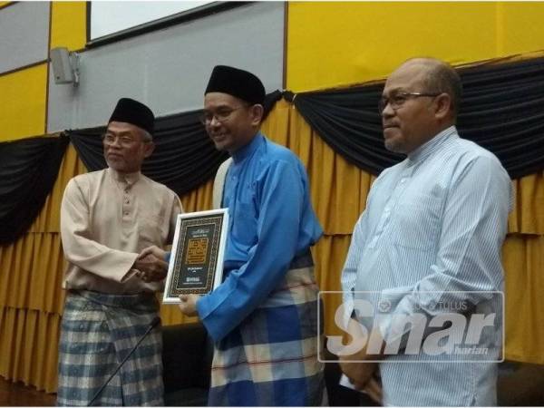 Afifi (tengah) menerima cenderahati daripada Nordin selepas menyampaikan syarahan bertajuk Oxford dan Islam di Auditorium di sini semalam.