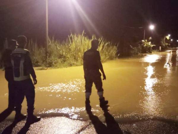 Banjir kilat yang melanda dua buah kampung di Bentong malam tadi. FOTO: Ihsan APM