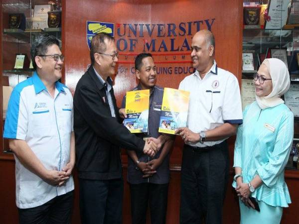 Sri Kumar (dua dari kanan) bertukar dokumen dengan Pengarah Hotel Sun Inns, Ng Hong Keat bagi membolehkan pelajar program hospitaliti akademi itu menjalani latihan dan penempatan kerjaya di hotel tersebut baru-baru ini.