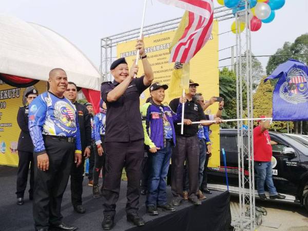 Abdul Hamid mengibarkan jalur gemilang sebagai gimik merasmikan Majlis Pelepasan Konvoi Ride Bersekutu Vol 4 2019 (RBV#4) di Dataran Puncak Alam, Kuala Selangor hari ini, dengan disaksikan Rozali (dua dari kanan).