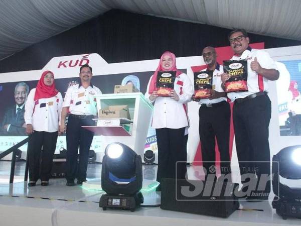 Rina merasmikan gimik pelancaran Karnival Usahawan Desa (KUD) di Putrajaya, hari ini. FOTO:ZAHID IZZANI