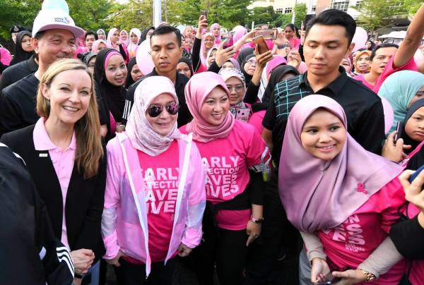 Tunku Azizah berkenan menyertai larian santai 'KL Pink October Walk 2019' di Hospital Kuala Lumpur hari ini. Foto: Bernama
 