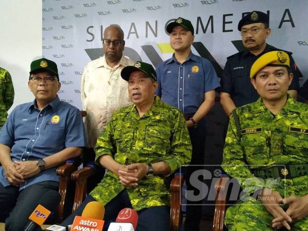 Muhyiddin (tengah) pada sidang akhbar selepas Majlis Rela bersama Pemimpin di Dewan Jubli Intan Sultan Ibrahim Pontian, di sini hari ini.