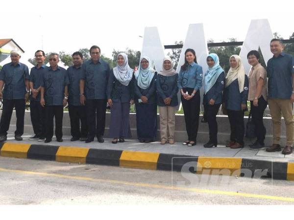 Tengku Permaisuri Norashikin (lima dari kanan) bergambar bersama Rahilah (enam dari kanan), Exco Selangor, Ahli Dewan Undangan Negeri (ADUN) serta tetamu yang hadir pada Karnival Kuala Selangor Tahun 2019 di Dataran Malawati Kuala Selangor di sini hari ini.
