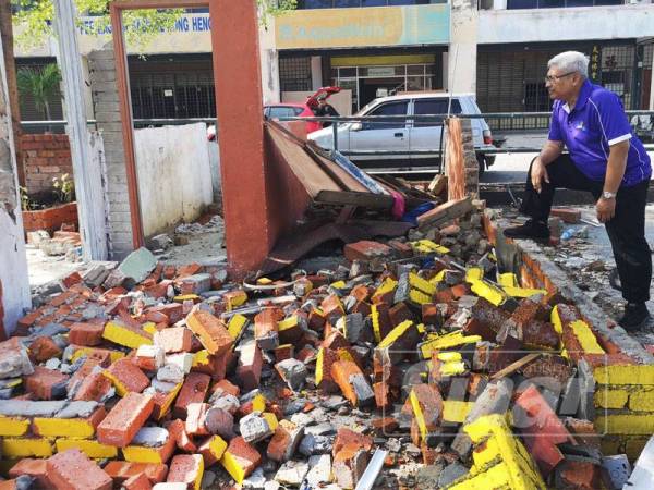 Abdul Aziz meninjau tapak gerai yang dirobohkan.