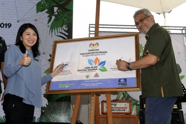 Khalid (kanan) bersama Yeo Bee Yin merasmikan Majlis Sambutan Hari Alam Sekitar Negara (HASN) Peringkat Kebangsaan 2019 di Taman Pudu Ulu, Cheras hari ini. -Foto Bernama