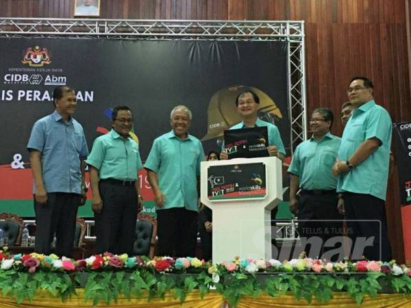 Baru (tiga dari kanan) melakukan gimik perasmian Jelajah Pendidikan Teknikal dan Latihan Vokasional (TVET) Pembinaan Edisi Terengganu dan Pertandingan WSMB di Akademi Binaan Malaysia (ABM) Wilayah Timur, Jenagor di sini hari ini.