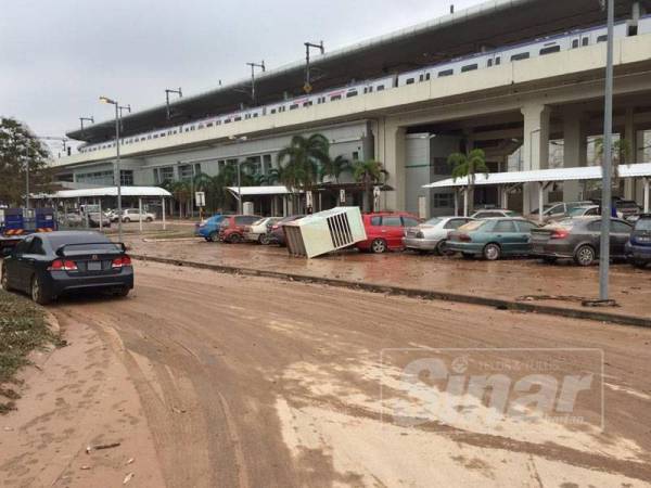 Keadaan persekitaran stesen kereta api KTM Sungai Gadut yang dilanda banjir.