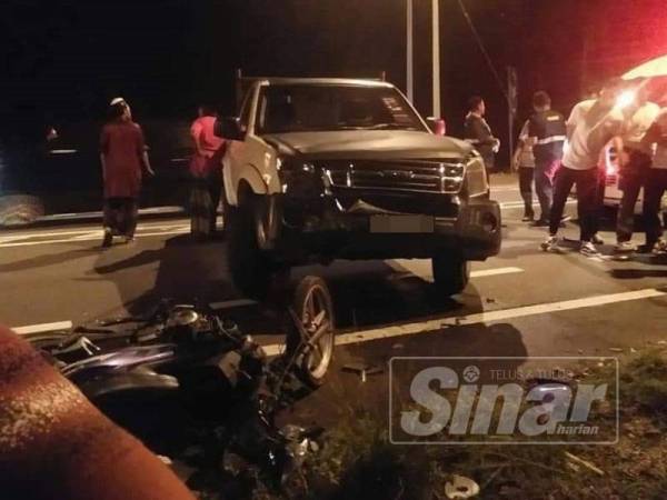 Keadaan motosikal mangsa yang bertembung dengan kenderaan pacuan empat roda dalam kejadian di Kilometer 42, Jalan Kuala Terengganu-Kuantan, Gong Balai, Merchang di sini, semalam.