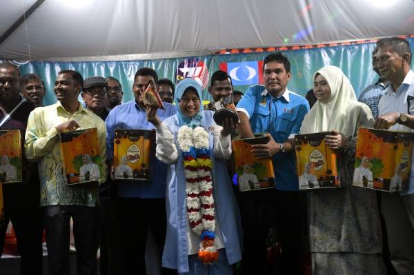 Menteri Perumahan dan Kerajaan Tempatan Zuraida Kamaruddin (enam, kiri) menunjukkan kandungan barangan sumbangan yang diberikan sempena Majlis Pelancaran Jelajah Sumbangan Deepavali di Bandar Baru Ampang hari ini. -Foto Bernama