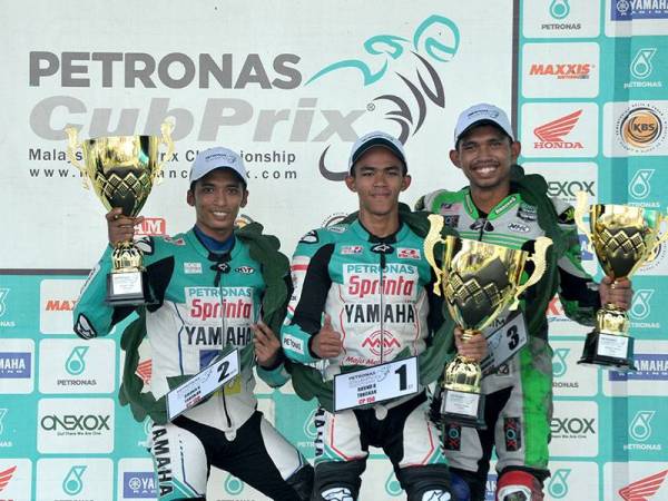 Haziq (tengah) membuktikan kehebatannya apabila menjuarai kelas CP150 Kejuaraan Cub Prix 2019 di Litar Lumba Tangkak petang tadi.