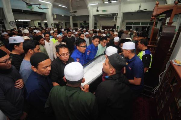 Orang ramai membantu membawa jenazah Allahyarham Azalan untuk disolatkan di Surau An Nur Seksyen 20 Shah Alam, hari ini. -Foto Bernama