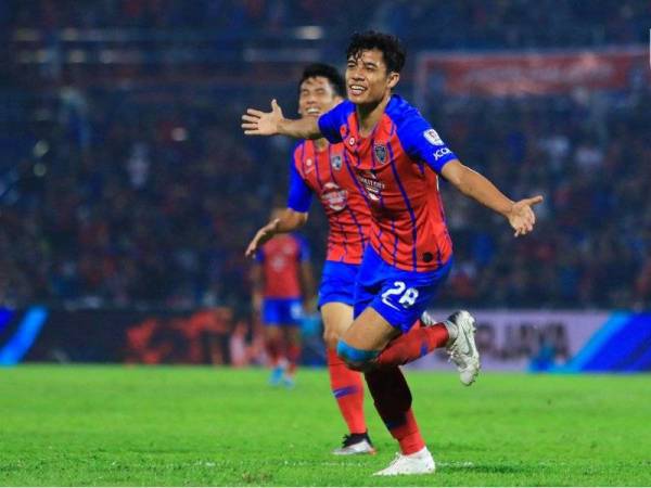 Syafiq menjaringkan gol pertama JDT ketika menentang Selangor pada aksi separuh akhir pertama Piala Malaysia di Larkin sebentar tadi. Foto JST